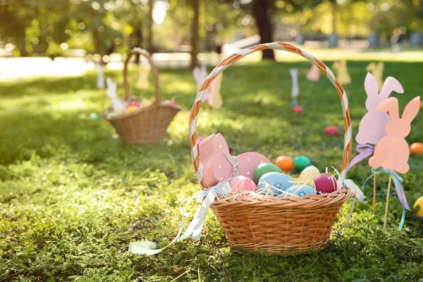 Cesta Con Huevos Pascua Decoración Sobre Hierba Parque Espacio Para —  Fotos de Stock
