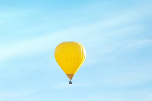 Πολύχρωμο Αερόστατο Που Φέρουν Στον Γαλάζιο Ουρανό — Φωτογραφία Αρχείου