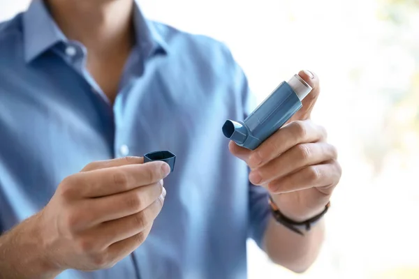 Jeune Homme Avec Inhalateur Asthme Intérieur Gros Plan — Photo