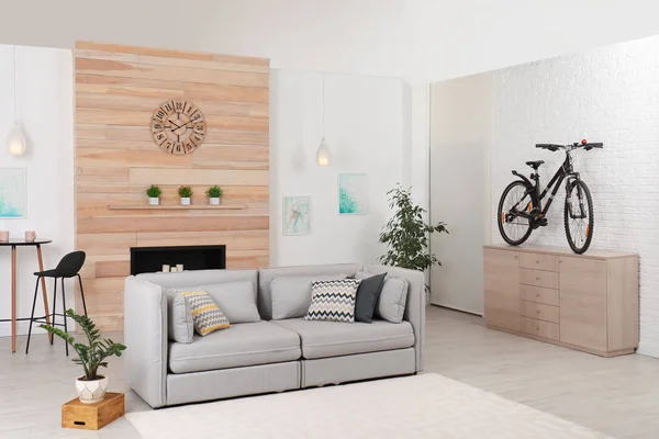 Fahrrad Auf Hölzerner Kommode Stilvollem Zimmerinterieur — Stockfoto