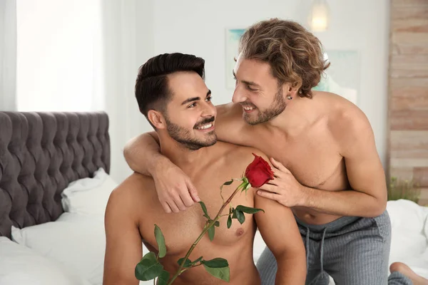 Glückliches Homosexuelles Paar Mit Blume Bett Hause — Stockfoto