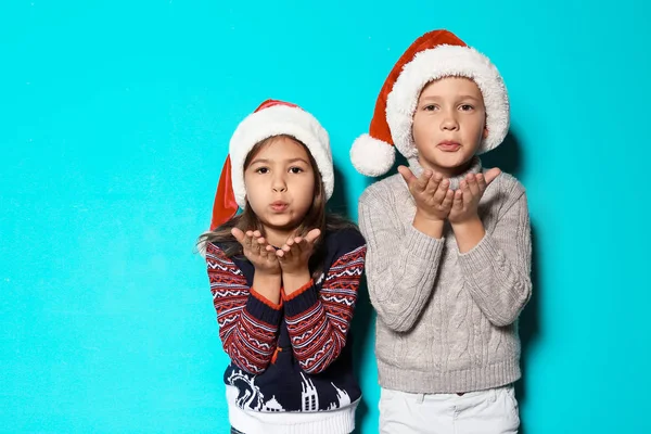Roztomilé Děti Teplé Svetry Vánoční Čepice Barvu Pozadí — Stock fotografie