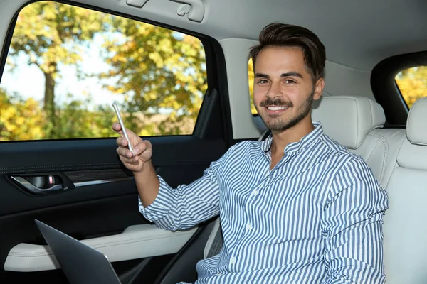 Jeune Homme Beau Avec Ordinateur Portable Utilisant Téléphone Dans Voiture — Photo