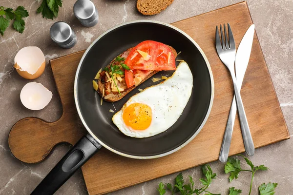 Gebratene Sonnige Seite Nach Oben Mit Sandwich Der Pfanne Auf — Stockfoto