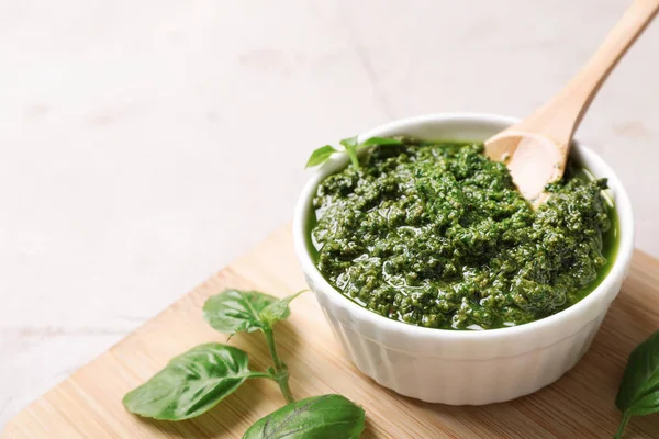 Junta Con Salsa Casera Pesto Albahaca Tazón Sobre Mesa — Foto de Stock