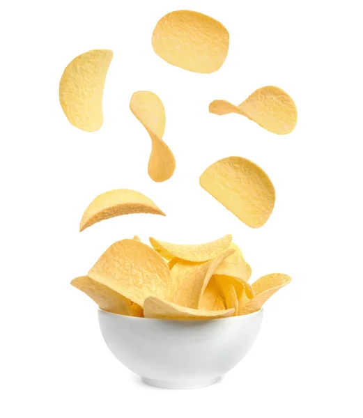 Smakelijke Aardappel Chips Vallen Klap Witte Achtergrond — Stockfoto