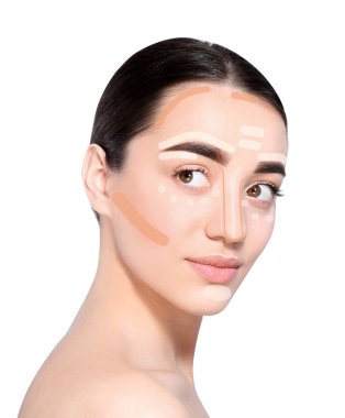 Güzel genç kadın farklı renk temeller üzerine yüz beyaz arka plan ile. Makyaj şekillendirme