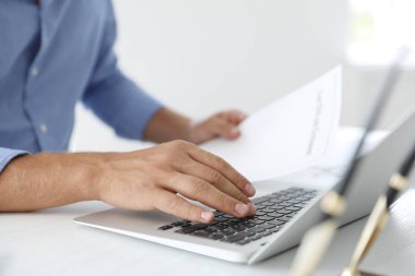 Erkek noter ofis, closeup masadaki laptop ile çalışma