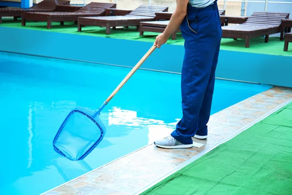 Trabalhador Masculino Limpeza Piscina Exterior Com Colher Net — Fotografia de Stock