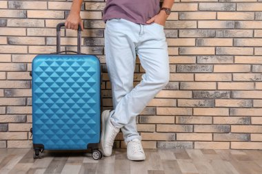 Bavul duvara yakın olan adam. Metin için yer