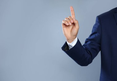 Gri arka plan, closeup görünümü el ile metin için yer işaret eden işadamı