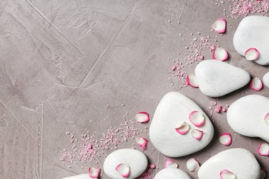 Spa taş ve çiçek yaprakları gri arka plan üzerinde düz yatıyordu kompozisyonu. Metin için yer
