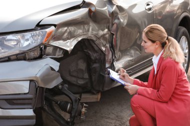 Sigorta acentesi kırık araba açık havada yakınındaki talep formu doldurma