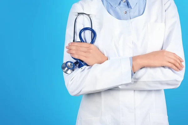 Femme Médecin Tenant Stéthoscope Sur Fond Couleur Gros Plan — Photo