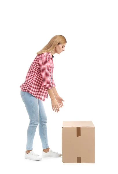 Retrato Cuerpo Entero Mujer Levantando Caja Cartón Sobre Fondo Blanco — Foto de Stock