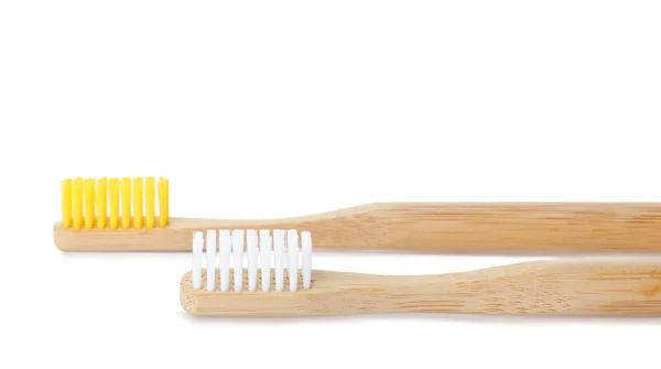 白色背景的竹牙刷 牙科保健 — 图库照片