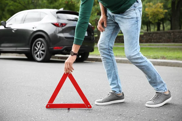 Hombre Poniendo Señal Parada Emergencia Cerca Coche Roto Primer Plano — Foto de Stock