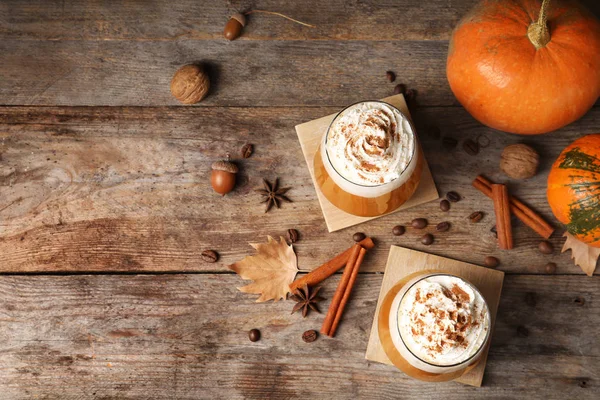 Composição Leigos Plana Com Copos Saboroso Latte Especiarias Abóbora Espaço — Fotografia de Stock