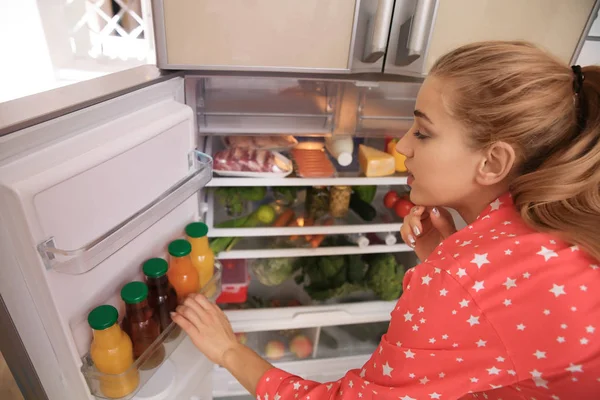 Fiatal Kiválasztásában Étel Hűtőben Otthon — Stock Fotó