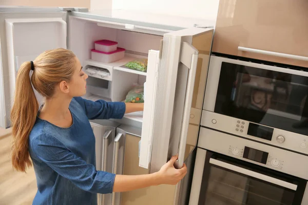 Junge Frau Wählt Hause Lebensmittel Kühlschrank — Stockfoto