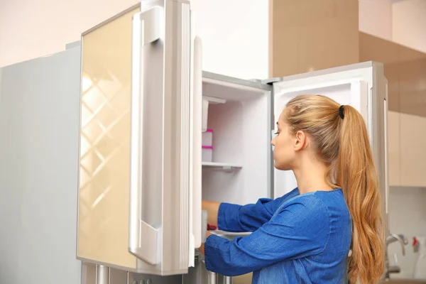 Junge Frau Wählt Hause Lebensmittel Kühlschrank — Stockfoto