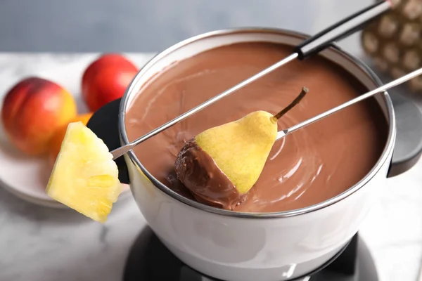 Birne Topf Tauchen Mit Schokoladenfondue Auf Tisch Nahaufnahme — Stockfoto