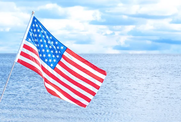 Mujer Con Bandera Americana Cerca Del Río Día Nublado Espacio —  Fotos de Stock