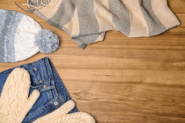 Şık sonbahar kıyafeti ahşap arka plan, düz metin için yer yatırın. Moda sıcak giysiler