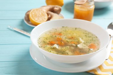 Ahşap masa üzerinde grip tedavisi için taze ev yapımı çorba