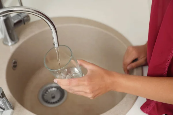 Женщина Наливает Воду Стекло Кухне Крупным Планом — стоковое фото