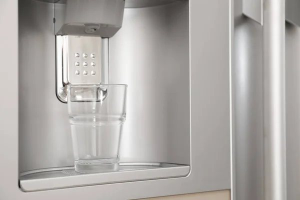 冷蔵庫の氷と水システム クローズ アップ 現代台所用品 — ストック写真