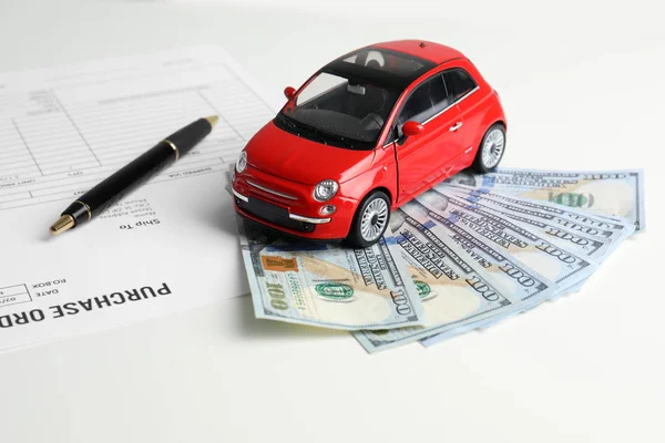 Speelgoedauto Geld Verzekeringsovereenkomst Tafel — Stockfoto