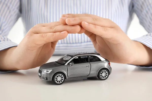 Female Insurance Agent Covering Toy Car Table Closeup — Stock Photo, Image