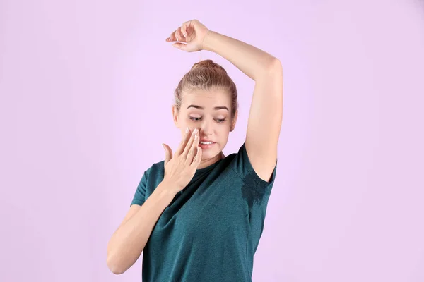 Young Woman Sweat Stain Her Clothes Color Background Using Deodorant — Stock Photo, Image