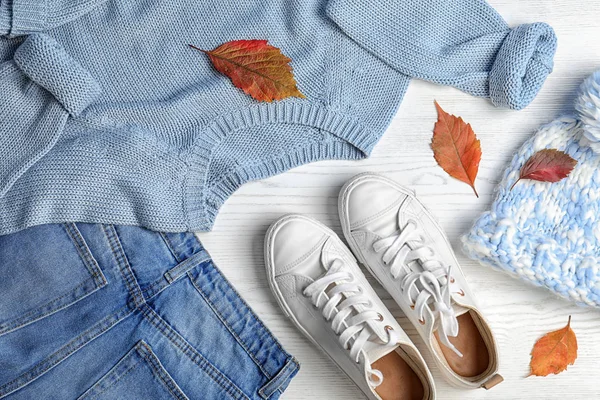 白い木製の背景 フラット レイアウトにスタイリッシュな服と秋を残します トレンディな暖かい服 — ストック写真