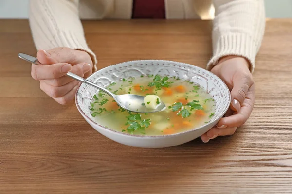 Zieke Vrouw Verse Zelfgemaakte Soep Eten Genezen Van Griep Aan — Stockfoto