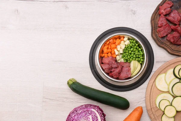 Composição Leigos Planos Com Comida Cão Orgânica Fundo Leve Espaço — Fotografia de Stock