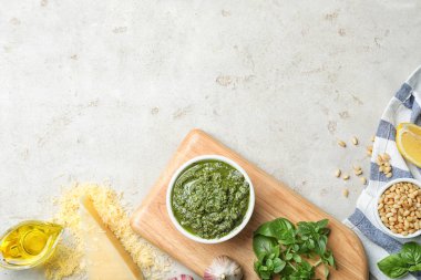 Ev yapımı fesleğen pesto sos ve maddeler tablosundaki düz yatıyordu kompozisyonu. Metin için yer