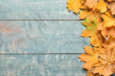 Sonbahar yaprakları ve ahşap arka plan üzerinde metin için yer düz yatıyordu kompozisyonu