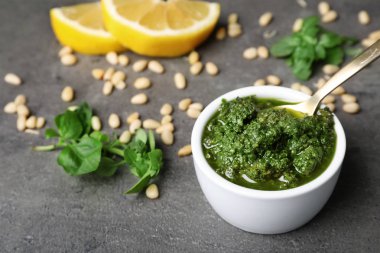 Ev yapımı fesleğen pesto sos kase ve maddeler tablosundaki