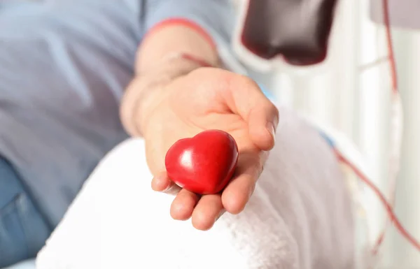 Человек Сдает Кровь Спасти Чью Жизнь Больнице — стоковое фото