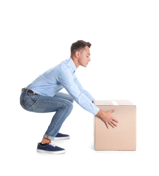 Retrato Comprimento Total Homem Jovem Levantando Caixa Papelão Pesado Fundo — Fotografia de Stock