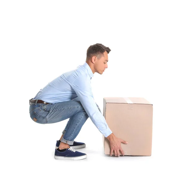 Retrato Comprimento Total Homem Jovem Levantando Caixa Papelão Pesado Fundo — Fotografia de Stock