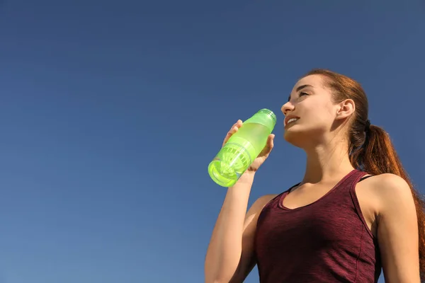 Junge Sportliche Frau Trinkt Sonnigem Tag Wasser Aus Flasche Gegen — Stockfoto