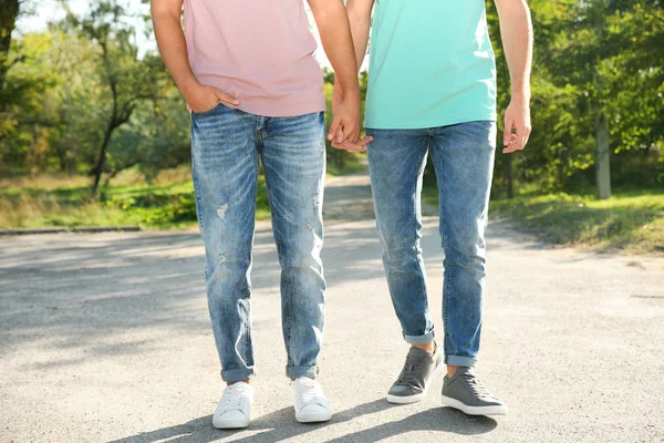 Gay Casal Com Pulseiras Segurando Mãos Livre — Fotografia de Stock