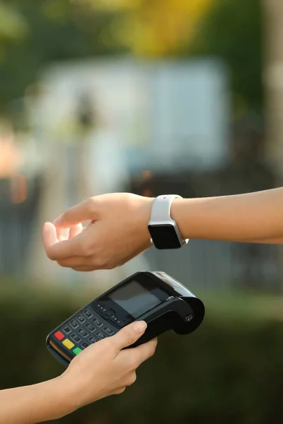 Donna Che Utilizza Terminale Pagamento Senza Contatto Con Smart Watch — Foto Stock