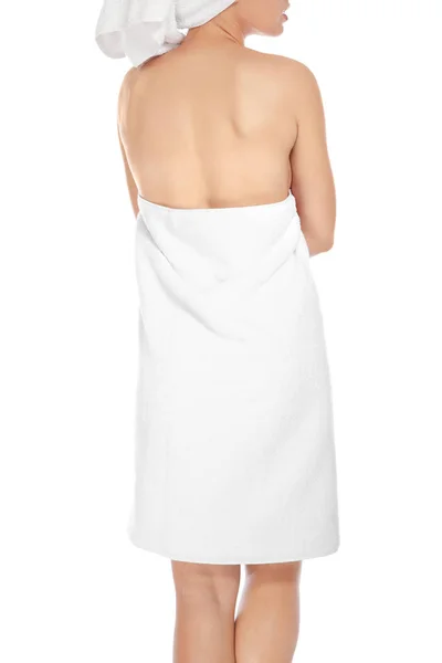 Giovane Donna Sensuale Con Asciugamano Sfondo Bianco — Foto Stock