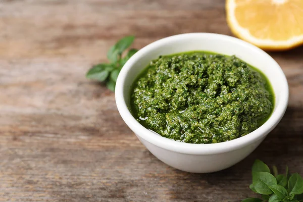 Yapımı Fesleğen Pesto Sos Kase Masada — Stok fotoğraf