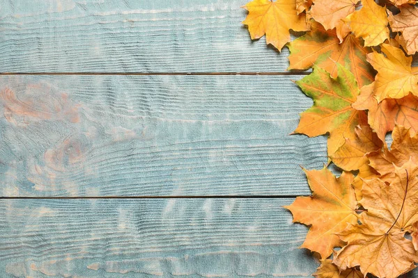 Lägenheten Låg Komposition Med Höstlöv Och Utrymme För Text Trä — Stockfoto