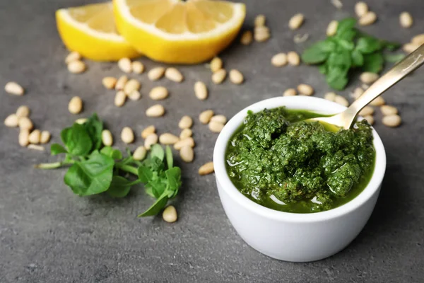 Ev yapımı fesleğen pesto sos kase ve maddeler tablosundaki